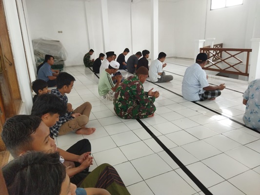 Satgas TMMD Reguler Ke-120 Tahun Kodim 0726Sukoharjo Laksanakan Shalat Jum’at Bersama Warga