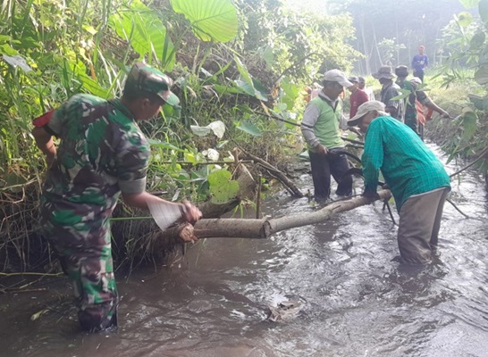 Kerja Sama Babinsa Koramil 0808/03 Kanigoro Bersama Warga Gogodeso untuk Pembersihan Aliran Sungai