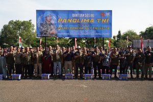 Panglima TNI Membagikan Ratusan Paket Sembako dan Tanam Pohon di PMPP TNI